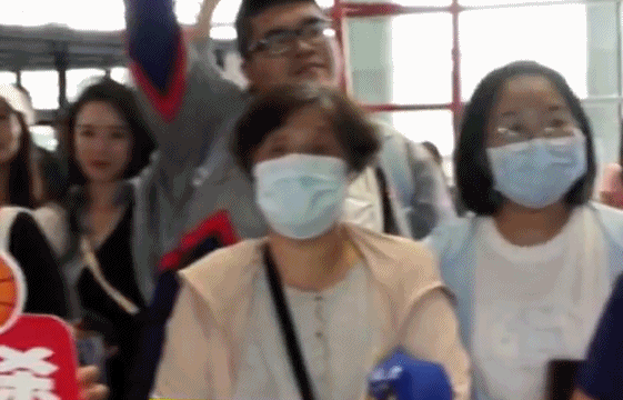 ?北汽男篮全队今日返回北京，众多北京球迷来到机场迎接球队