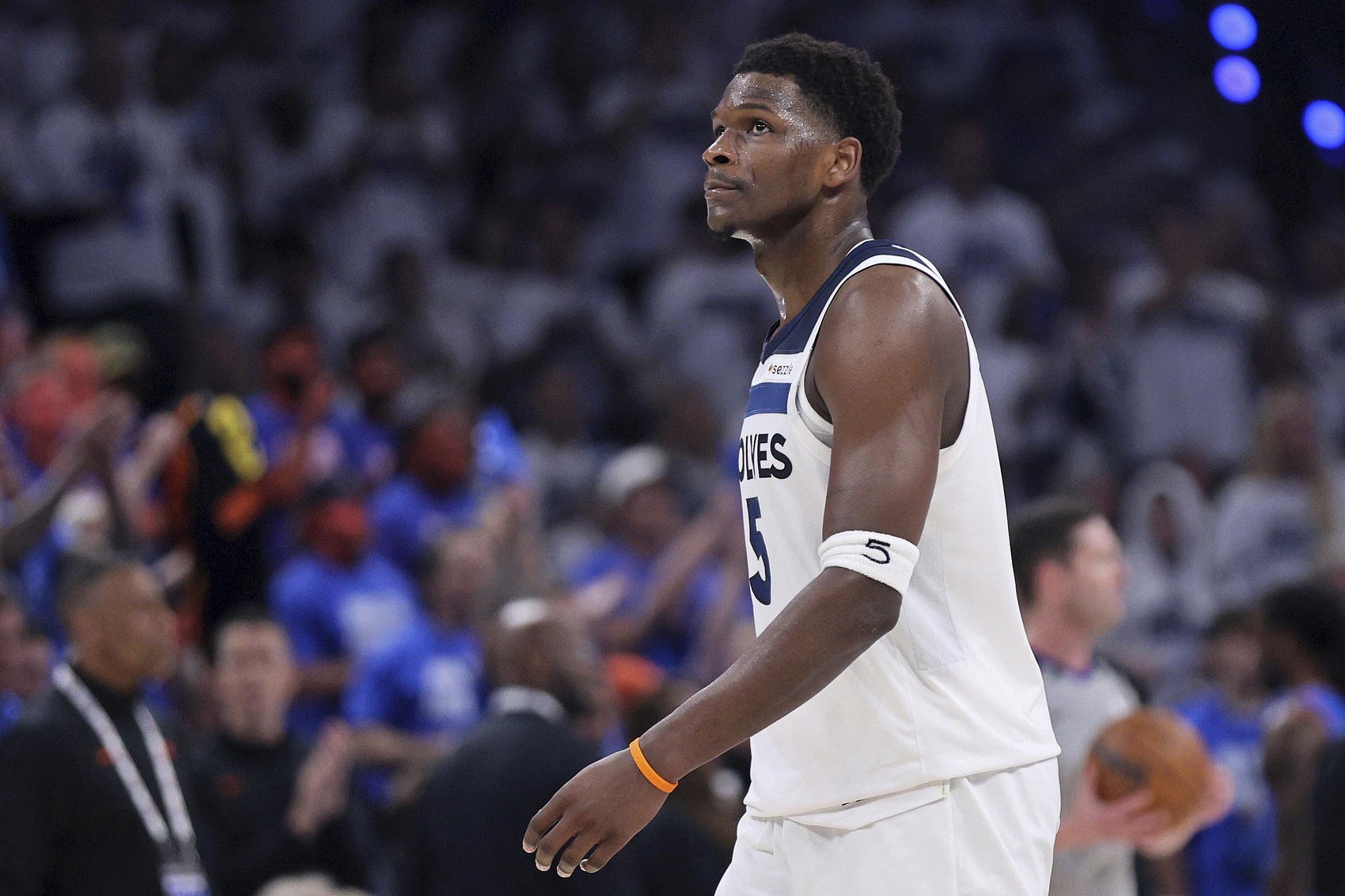 B体育官网-爱德华兹助力休斯敦教育，捐赠150双AE1签名球鞋激励学子追梦